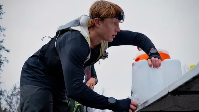 Runner refueling at an aid station